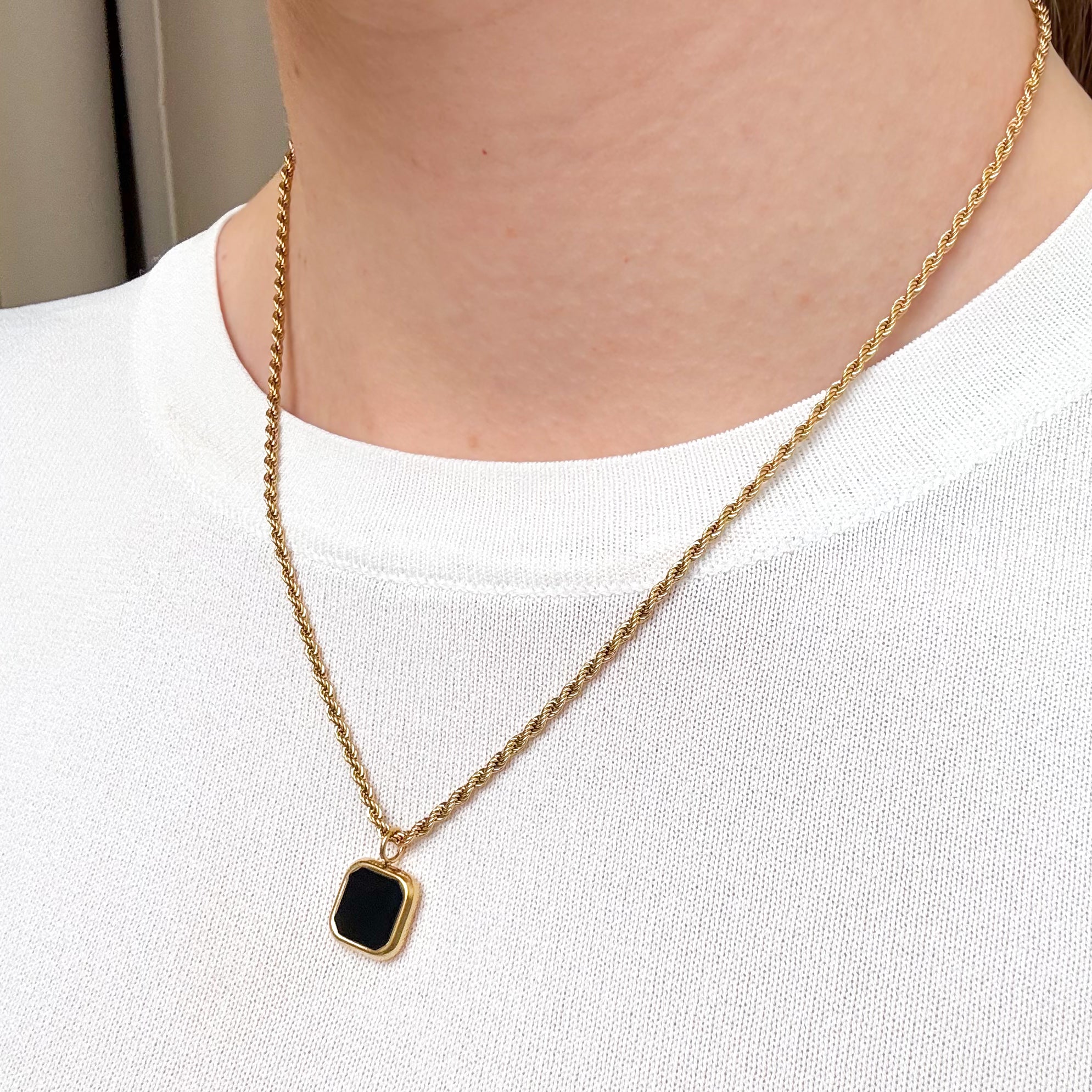 Svart fyrkantigt set: 1 halsband och 1 örhänge