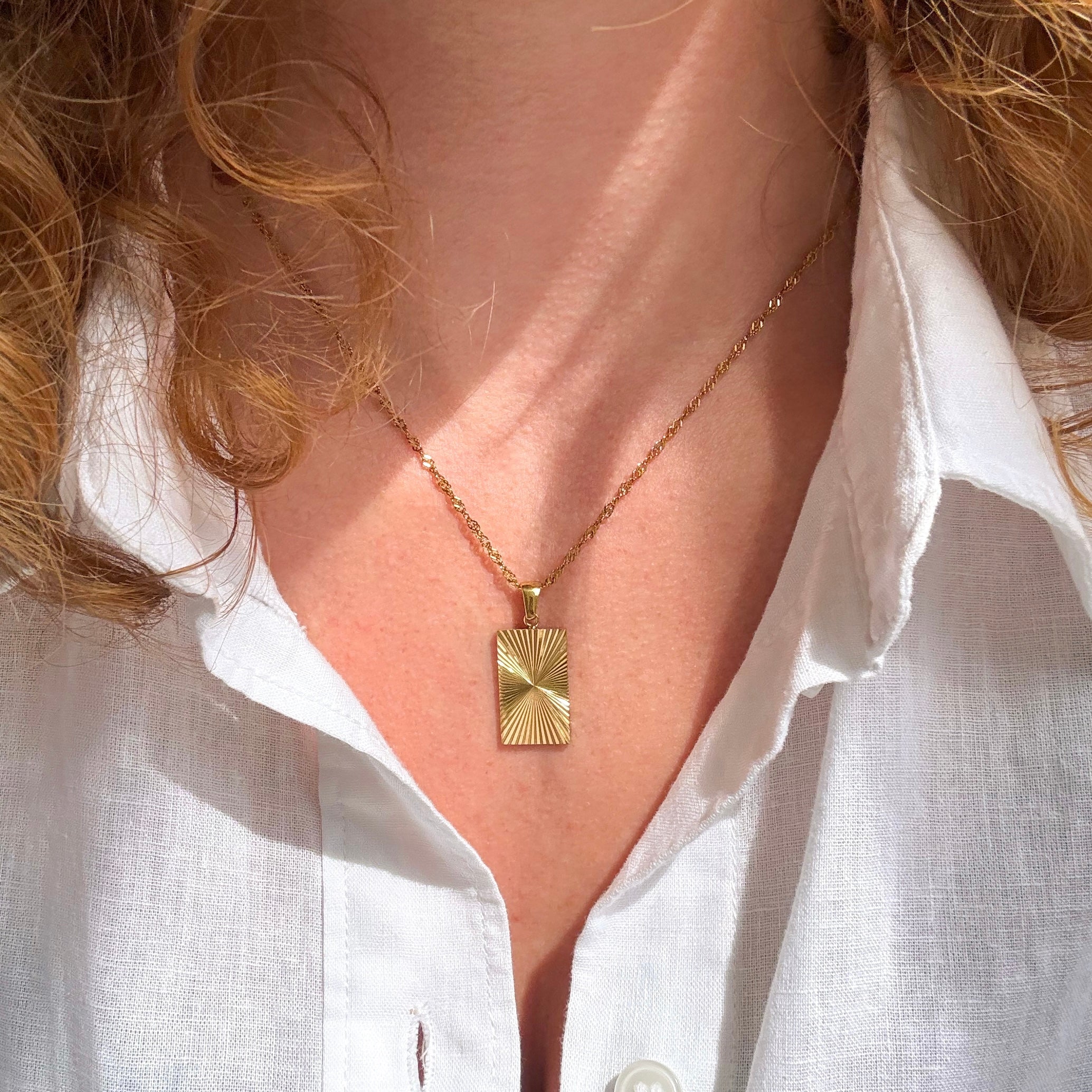 Sol Fyrkantigt Halsband Förgyllt