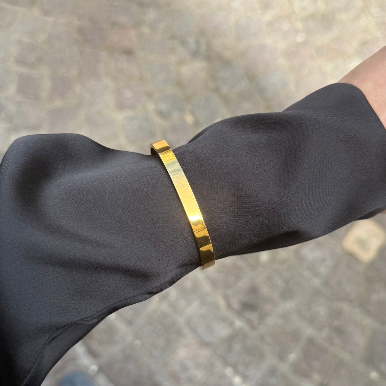 Klassiskt armband med gravyr och runt armbandsset