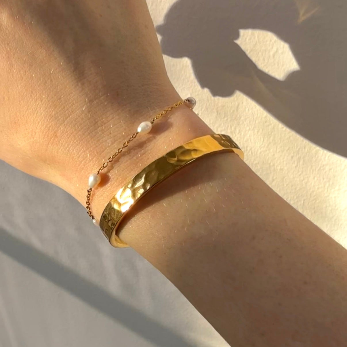 Hamrad armring med gravyr och prickpärlarmband