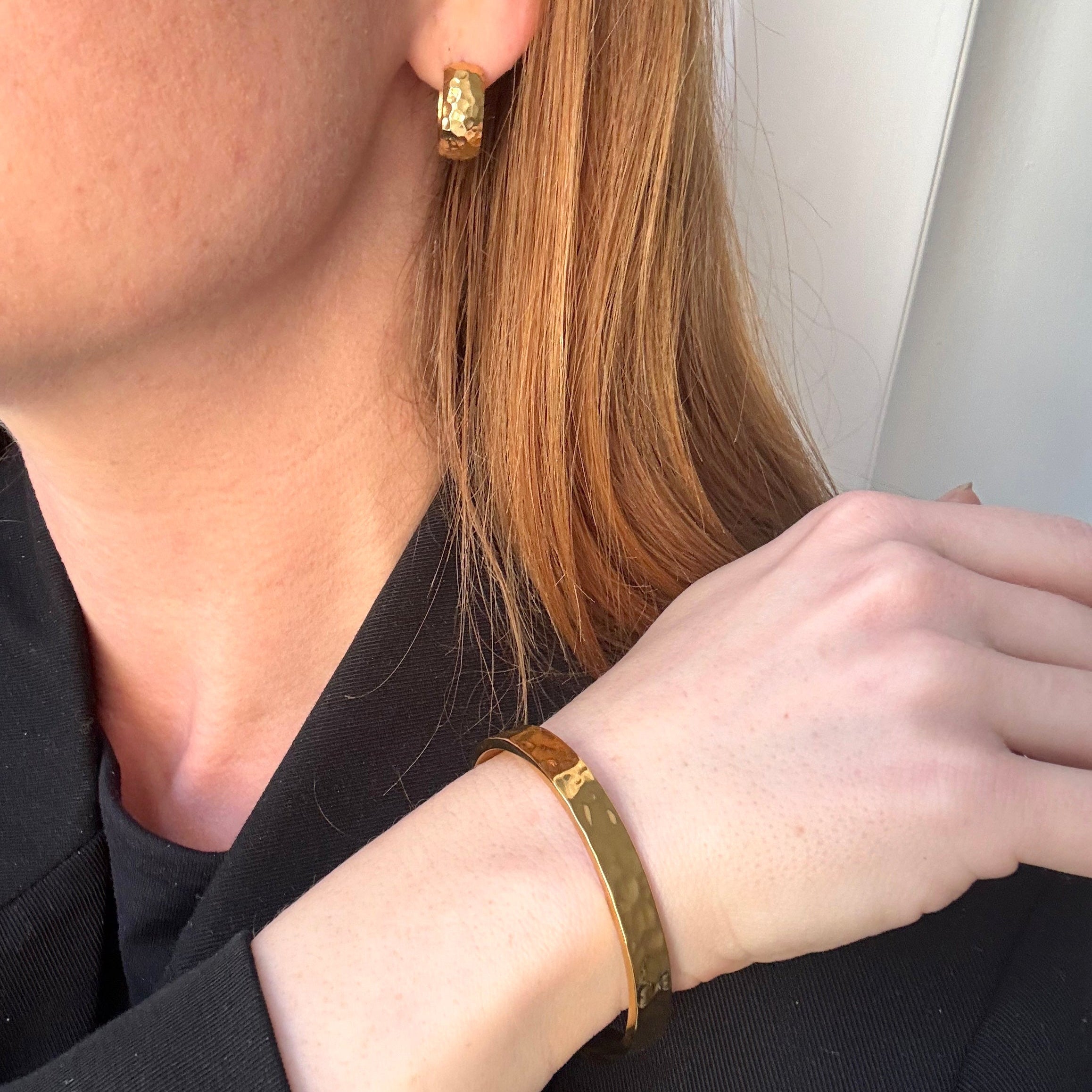 Hamrad armring med gravyr och mini-ring