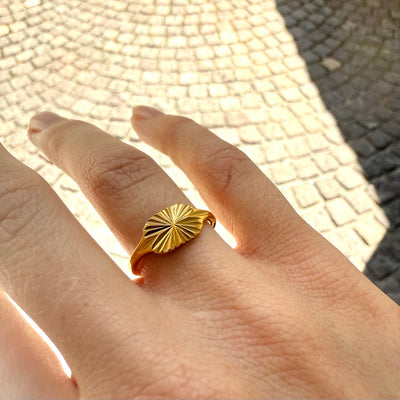 Ring med mønstret overflade