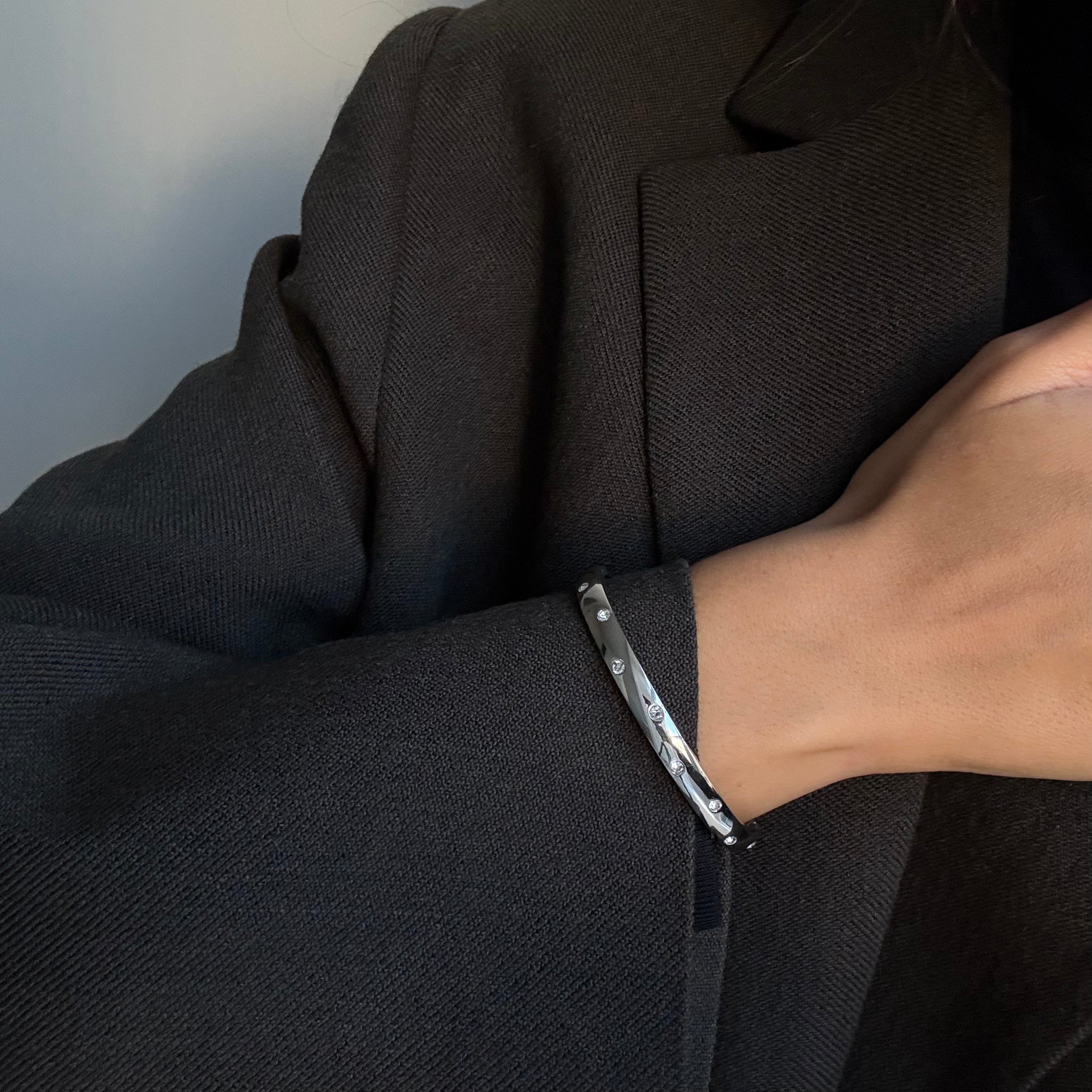 Flow Crystal Dot Armband Försilvrat med gravyr