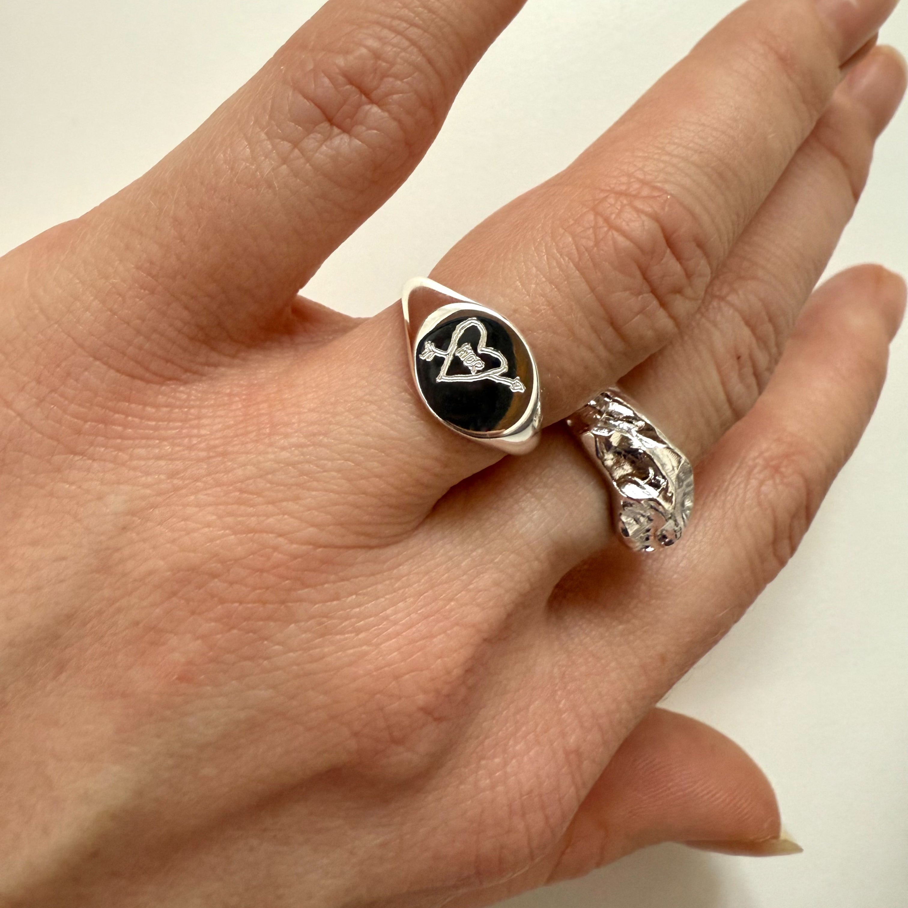 Oval signetring i silver med gravyr