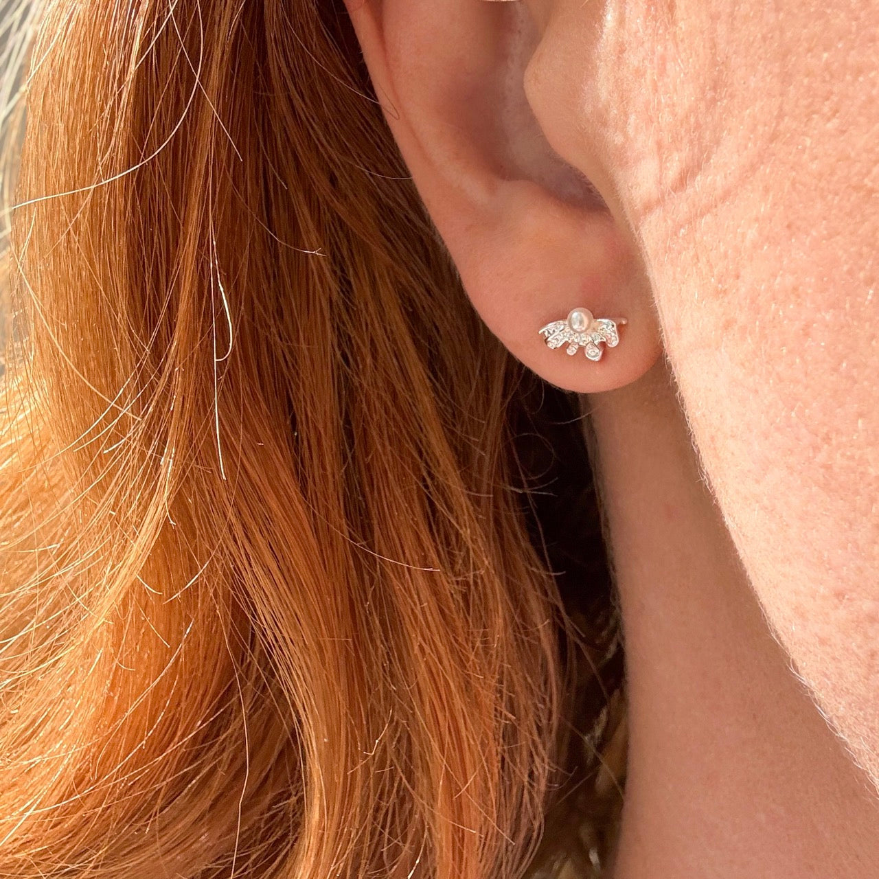 Små øreringe med perler og sølv