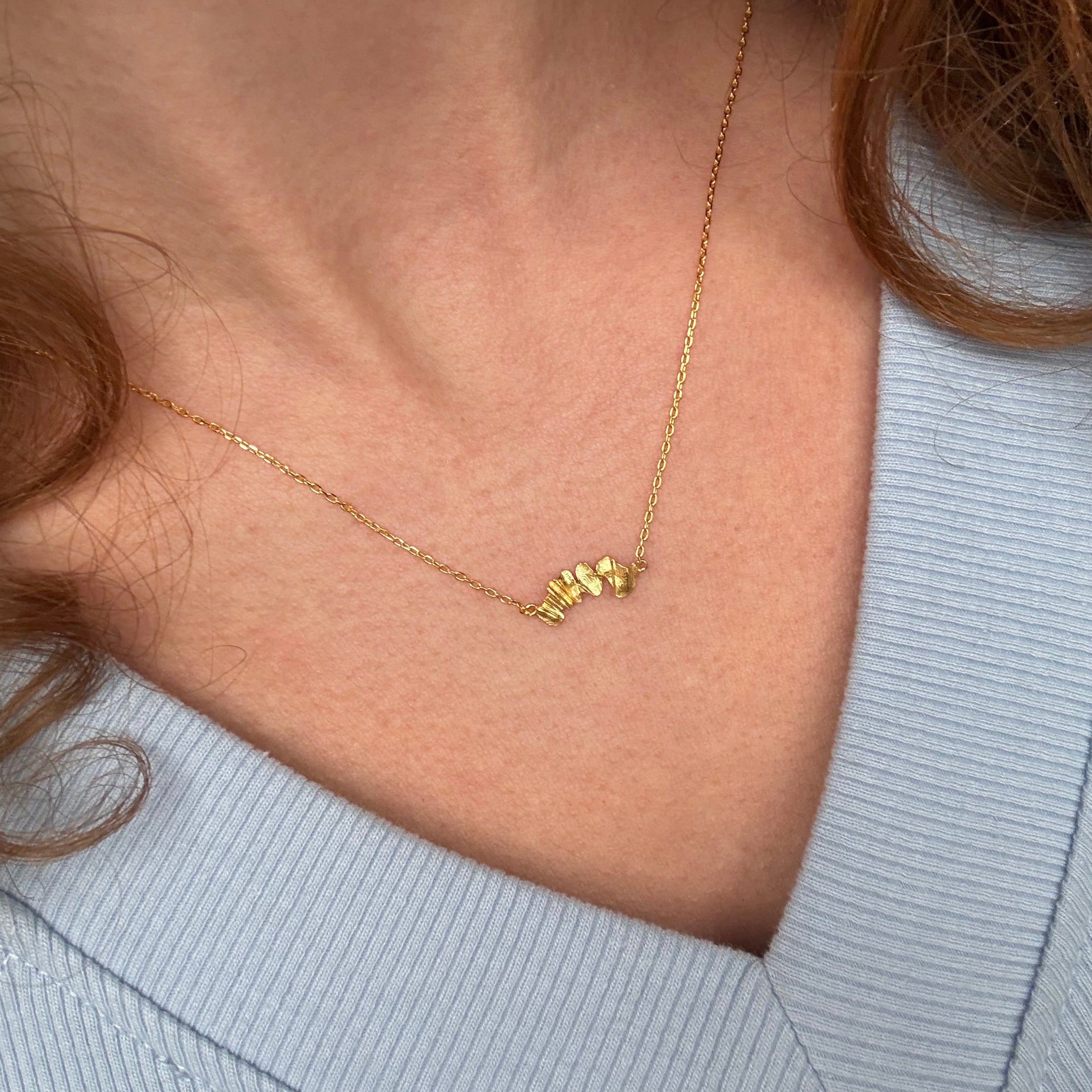 Halskæde med rustikt vedhæng