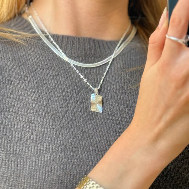 Ett halsband med namn är den perfekta presenten