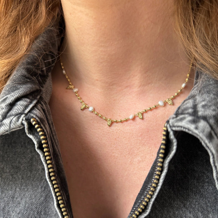 Halsband med äkta sötvattenspärlor