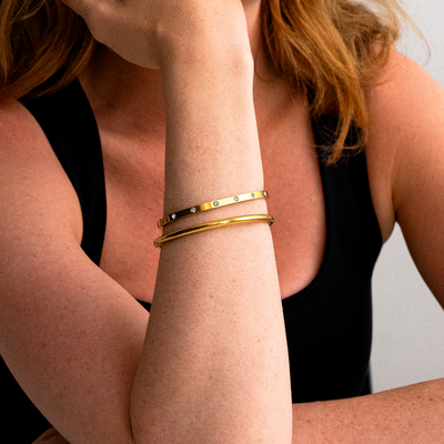 Elegant armbånd med hvide sten