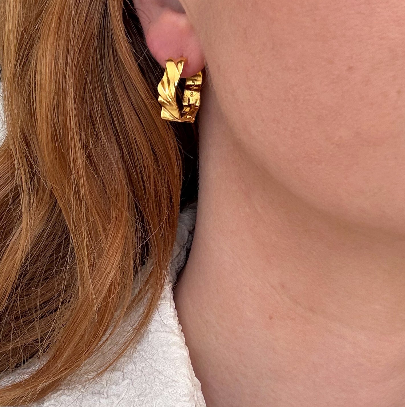 Wave Twist Hoop 23 mm Förgylld