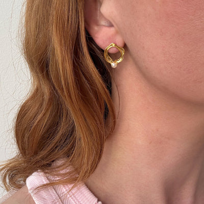 Runde øreringe med perle vedhæng 