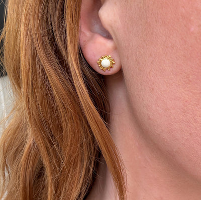 Små detaljeret øreringe 