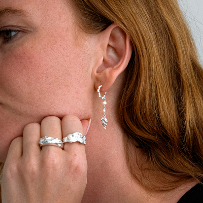 Øreinge med perler og blad