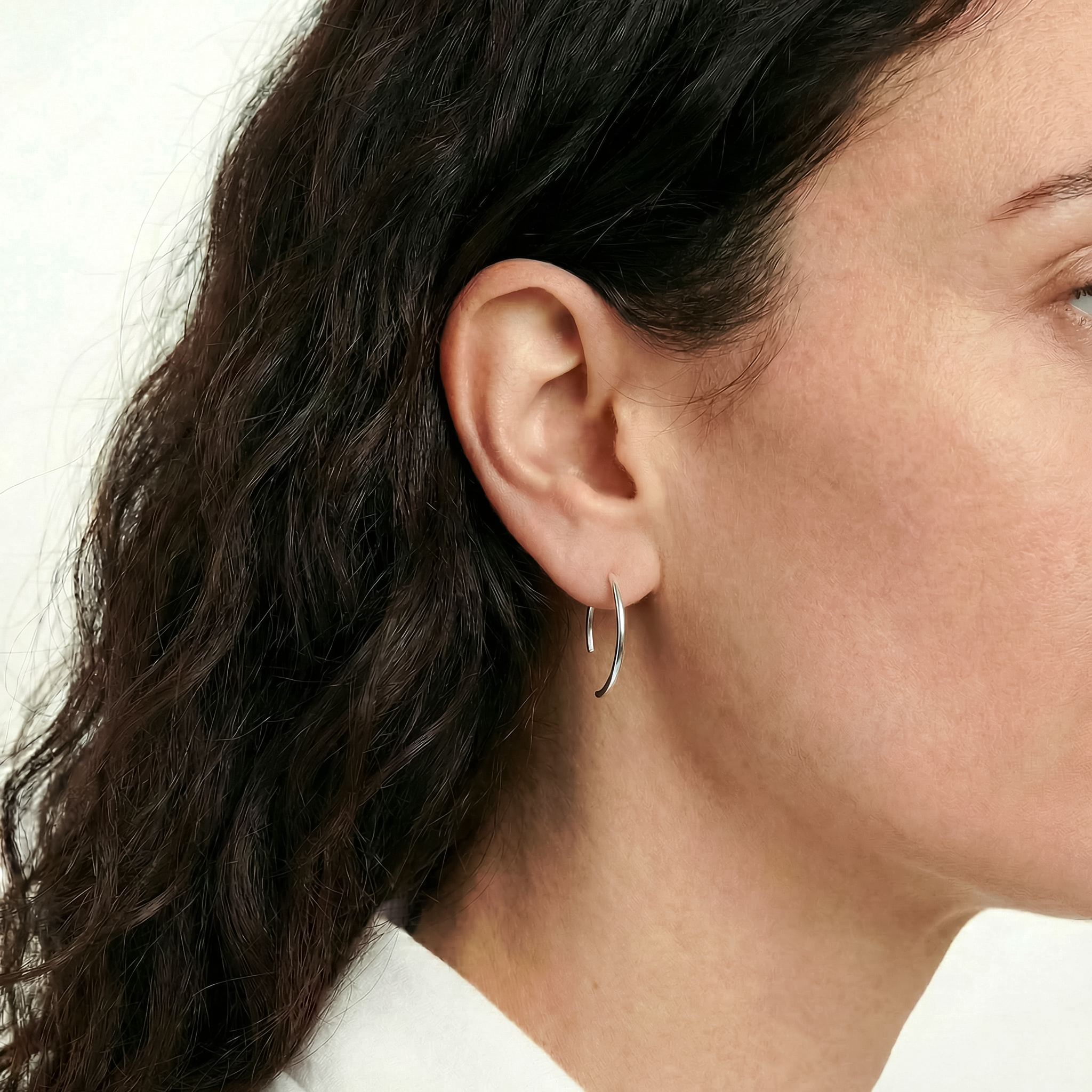 Böjda örhängen i silver