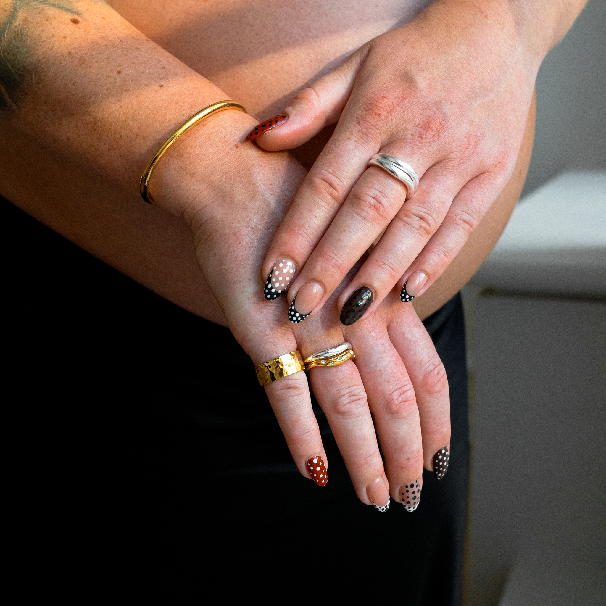 Bred simpel ring med rustik overflade