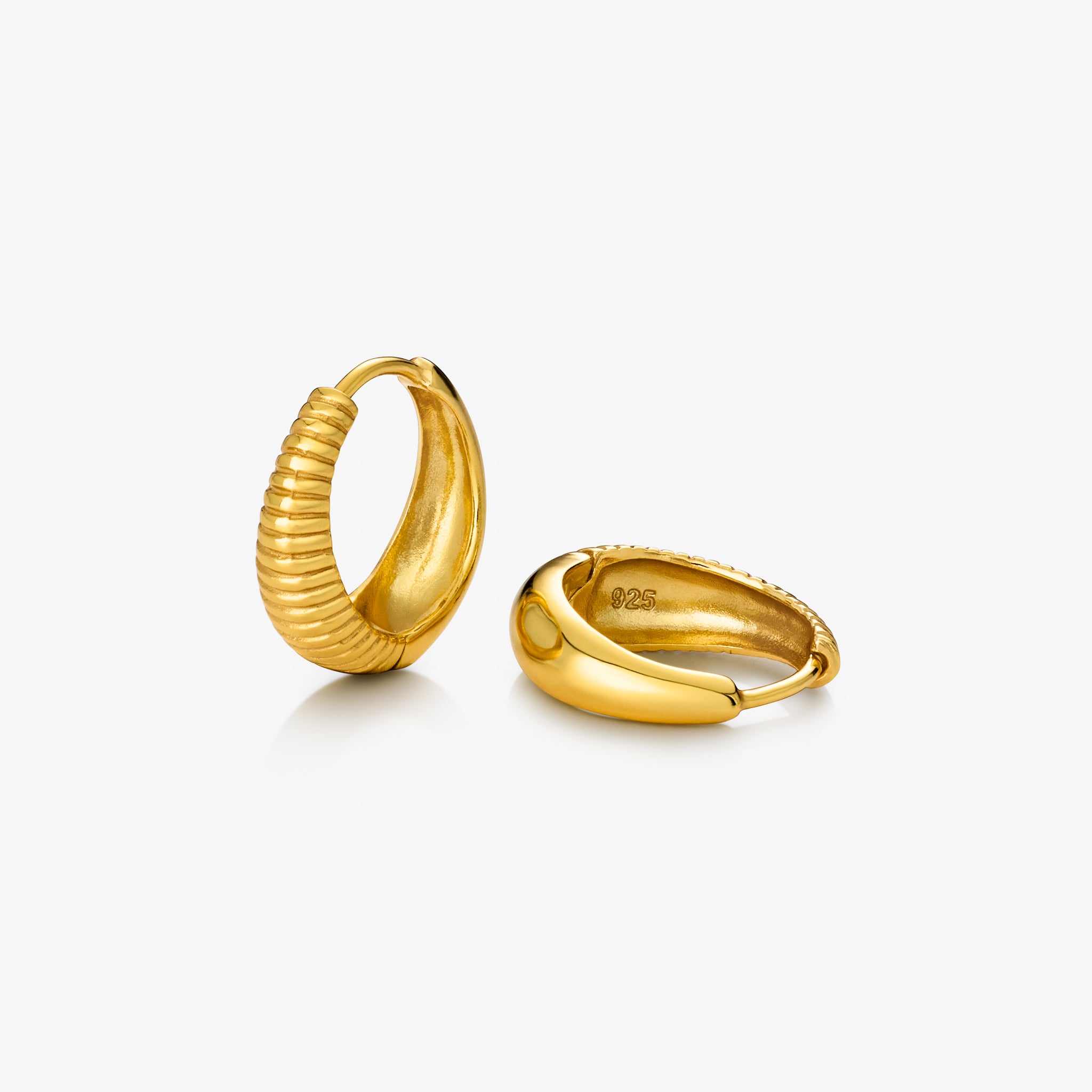 Hoop Huggie Ørering i guld 
