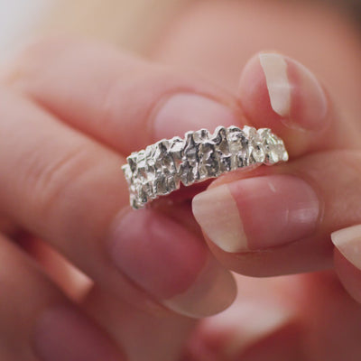 Ring med rustik overflade 