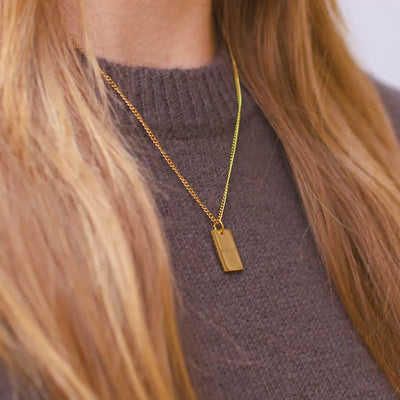 Tynd halskæde med plade indgravering vedhæng