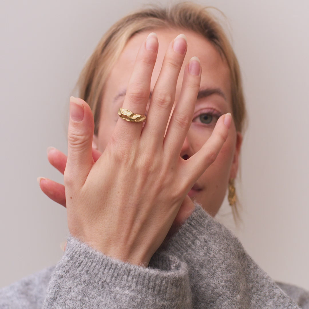 Ring med rustik overflade