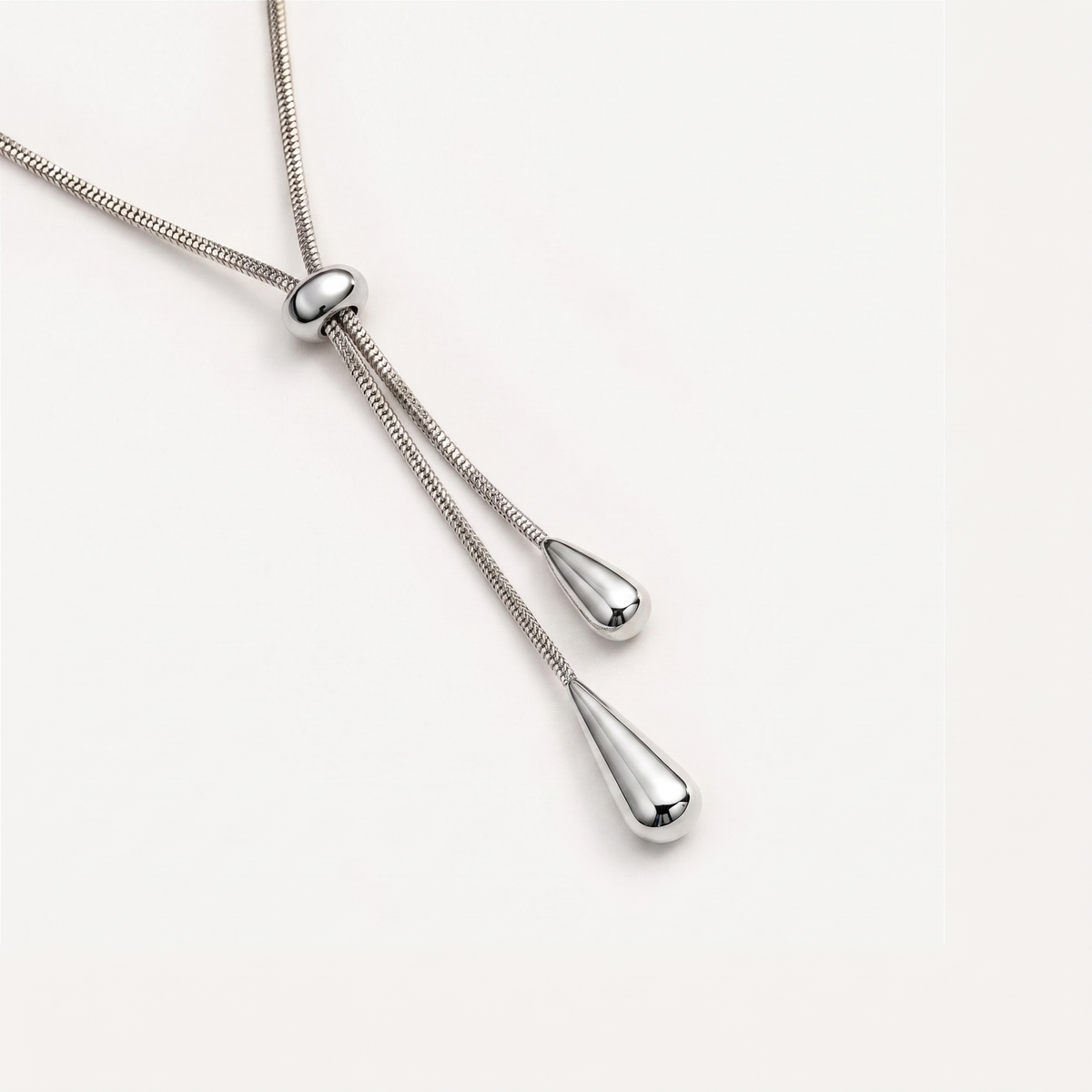 Slider-halsband – diagonal produktbild med silverfärgad finish