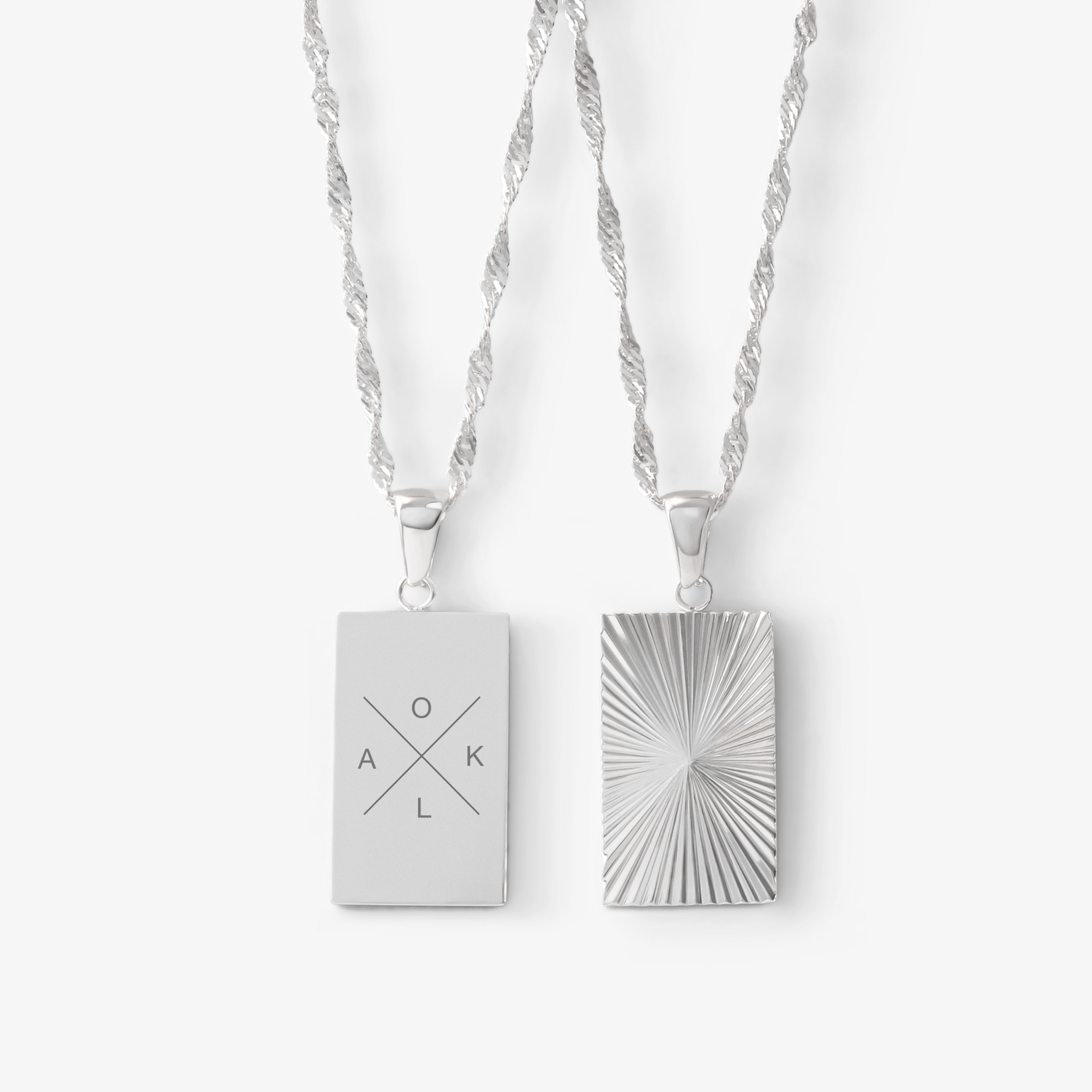 Solfyrkantigt halsband med gravyr